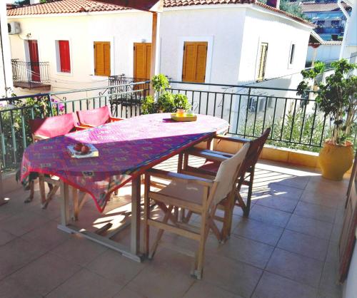 uma mesa e cadeiras sentadas numa varanda em Cosy house in Galaxidi em Galaxidi