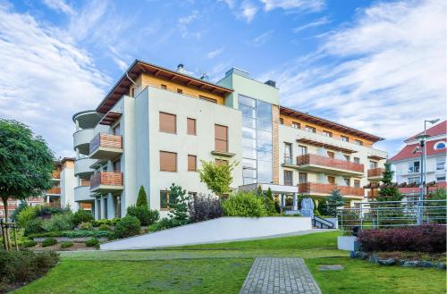 an apartment building with a skate park in front of it at Apartamenty Bałtyckie - Wczasowa - osiedle zamknięte, winda, miejsce parkingowe in Ustka