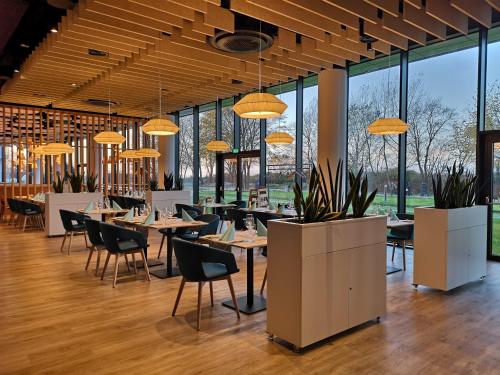 Restaurace v ubytování Sea View Moss VIP Apartment