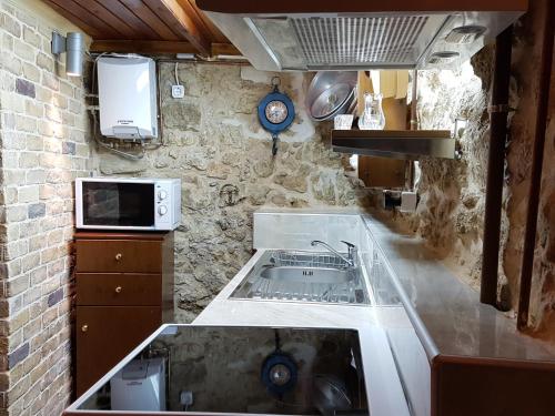 Cuina o zona de cuina de Peristeris Traditional House Since 1900 Corfu