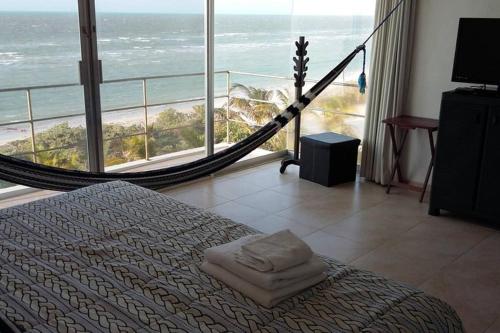 Postel nebo postele na pokoji v ubytování Designer´s House Beach Front Superb Ocean View Hi Speed WiFi