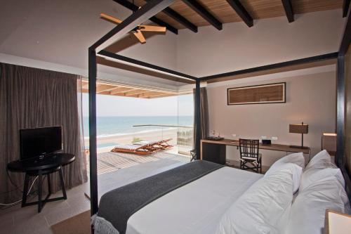 1 dormitorio con cama y vistas al océano en Arennas Mancora en Máncora