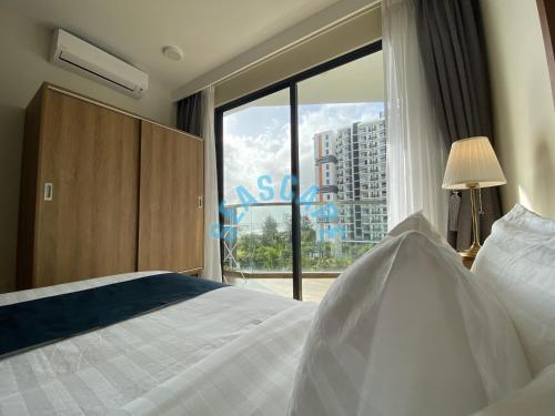 um quarto com uma cama e uma grande janela em Timurbay by Seascape em Kuantan