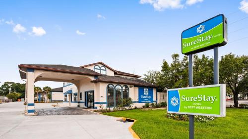 SureStay Hotel by Best Western Jacksonville South في جاكسونفيل: علامة ماكرة للشمس أمام المنزل