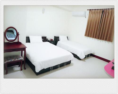 A bed or beds in a room at Jiou Wu Siao Jhu