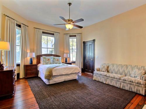 ein Schlafzimmer mit einem Bett und einem Sofa in der Unterkunft Big Blue House - Near Forsyth Park - Lower Unit in Savannah