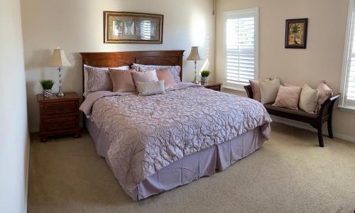 ein Schlafzimmer mit einem großen Bett und einem Sofa in der Unterkunft Florida Ridge Villa in Davenport