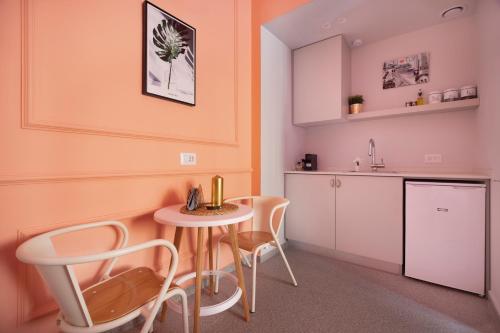 Ett kök eller pentry på Glamorous Pink Pearl Studio/Beach/Parking/Netflix