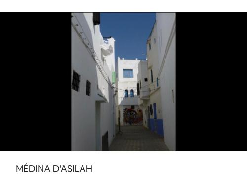 an alley in a town with white buildings at TANGER/ASILAH: APPART 50m2 FACE MER ET PISCINES, 5 PLACES, TOUT ÉQUIPÉ+WIFI+CLIM in Briech