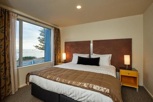 Un pat sau paturi într-o cameră la Kaikoura Luxury Apartments - Formerly Waves Luxury Apartments