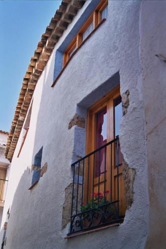Edificio blanco con ventana y balcón en Casa Rural Albayacín, en Letur