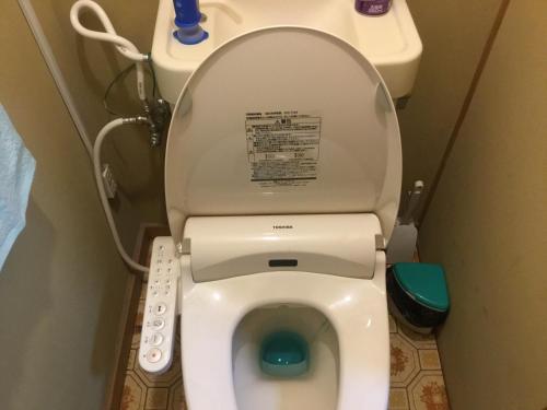 ein WC mit Fernbedienung im Bad in der Unterkunft Hamayuu in Higashiizu