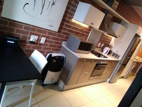 A kitchen or kitchenette at Luxury Stay Rosebank Johannesburg