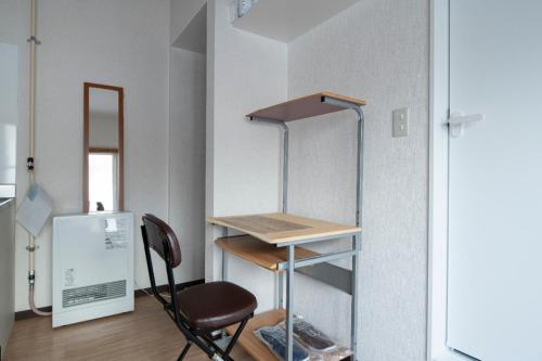 札幌市にあるGuesthouse Erimo Apartmentのデスクと椅子が備わる客室です。