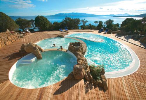 Бассейн в Hotel Capo d'Orso Thalasso & SPA или поблизости