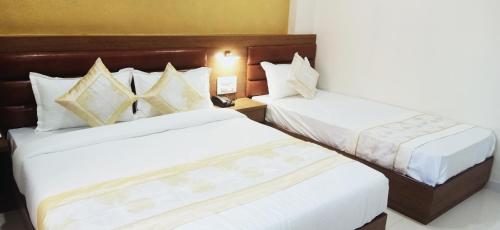 Postel nebo postele na pokoji v ubytování Hotel Crystal Luxury Inn- Bandra