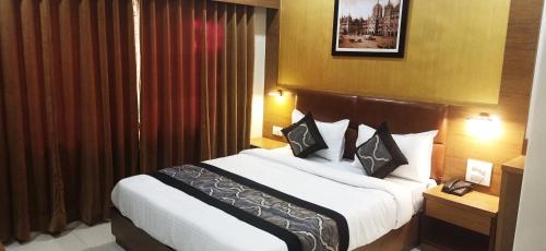 Postel nebo postele na pokoji v ubytování Hotel Crystal Luxury Inn- Bandra