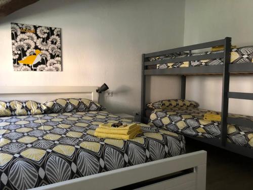 1 dormitorio con 2 camas y 1 litera en Lo Sherpa Holiday Home en Aosta