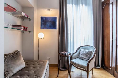 een woonkamer met een bank en een stoel bij Relais Rione Ponte in Rome