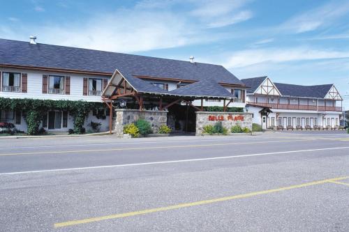 a large building on the side of a road at Hotel Motel Belle Plage in Matane