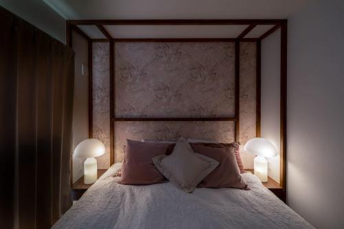 a bedroom with a large bed with two lamps at Villa Fuji Bon Voyage Mori in Fujikawaguchiko