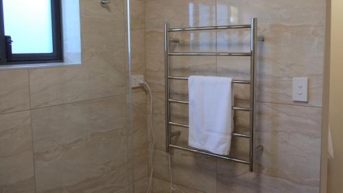 Et badeværelse på THE TIN SHED Couples accommodation at Bay of Fires