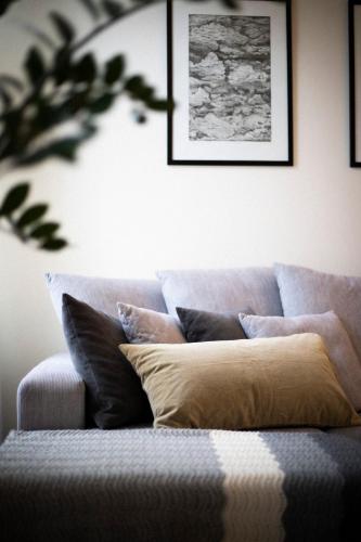 a living room with a couch with pillows on it at Hapsal Dietrich apartemendid in Haapsalu
