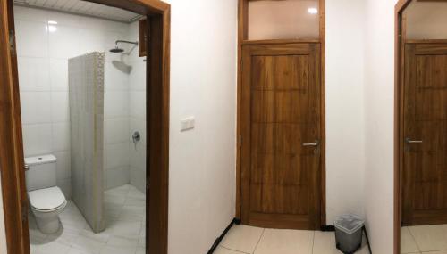 Kylpyhuone majoituspaikassa Aurora Hotel Siliwangi