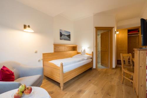 a hotel room with a bed and a living room at Hotel-Garni Schernthaner in Sankt Gilgen