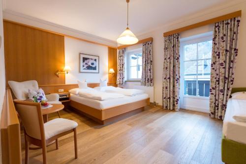 Tempat tidur dalam kamar di Hotel-Garni Schernthaner