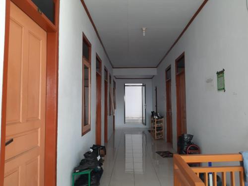 an empty hallway with a door and a room at OYO Life 2884 Wisma Jatnika Syariah in Kuningan