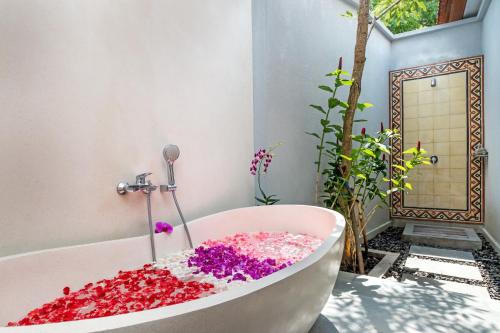 wanna z kwiatami w łazience w obiekcie Bijia Villa 3BR w Private Pool - Peaceful Quiet Luxury Villa - Near Monkey Forest w mieście Ubud