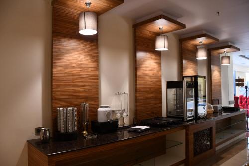 SītāpurMayur Hotel & Resort的厨房配有带咖啡机的柜台