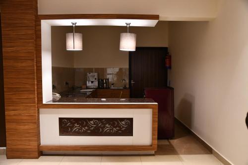 SītāpurMayur Hotel & Resort的房间墙上的镜子