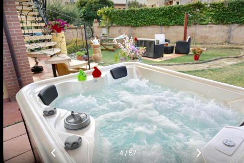比薩的住宿－伊爾杜索斯皮羅旅館，后院的浴缸里装满了水