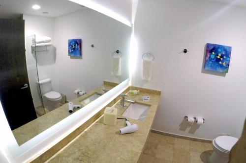 A bathroom at Holiday Inn Resort Mazatlan, an IHG Hotel