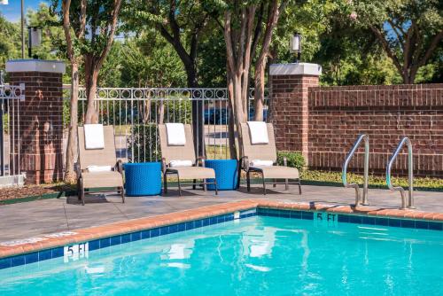 Piscina di Holiday Inn and Suites Addison, an IHG Hotel o nelle vicinanze