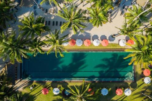 an overhead view of a swimming pool with palm trees at Siam Royal View Villas in Ko Chang