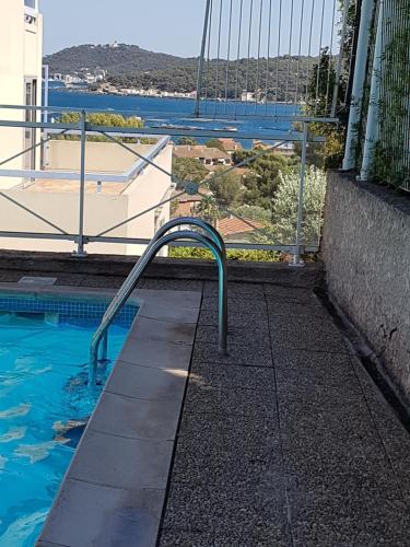 - une piscine avec une main courante à côté de l'eau dans l'établissement les marines de Tamaris, à La Seyne-sur-Mer