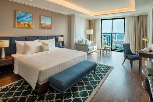 Кровать или кровати в номере FLC Halong Bay Golf Club & Luxury Resort