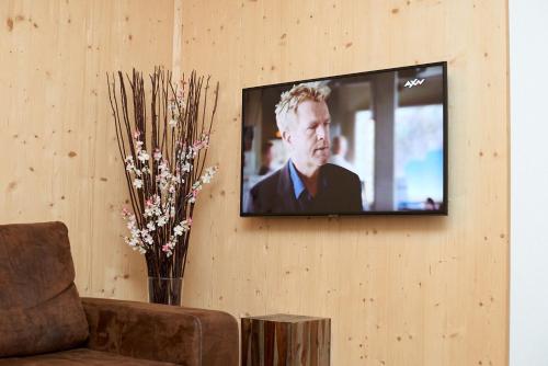 TV a/nebo společenská místnost v ubytování HT Chalets Harrachov