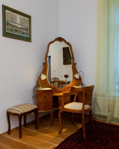 a dressing table with a mirror and two chairs at Villa Tabody in Révfülöp