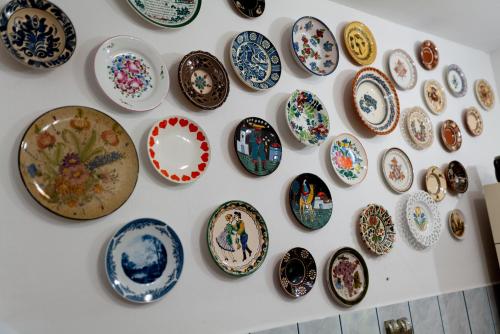 a bunch of plates are on a wall at Villa Tabody in Révfülöp