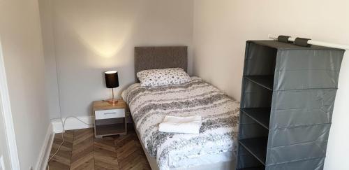 Dormitorio pequeño con cama y vestidor en Lime Cottage Short Term Accommodation Digs en Sunderland