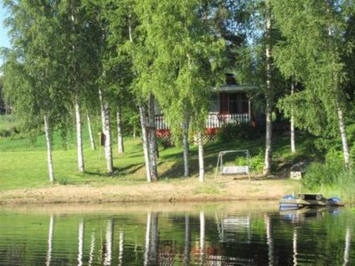 een huis aan de oever van een waterlichaam bij Holiday Home Viljamaan lomamökit 2 by Interhome in Vaskivesi
