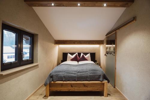 a bedroom with a bed and a window at Gästehaus Richter in Grainau