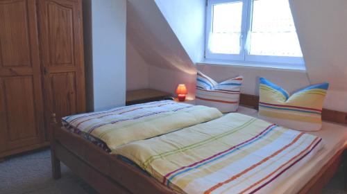 a small bedroom with a bed with a window at Bülows Ferienwohnung mit 2 Schlafzimmern in Klein Zicker