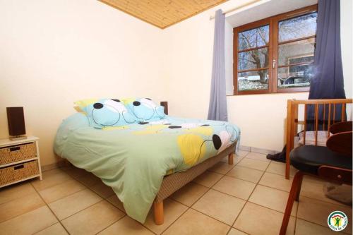 Un dormitorio con una cama con dos animales de peluche encima. en Gîte La Morandière, en Saint-Martin-en-Vercors