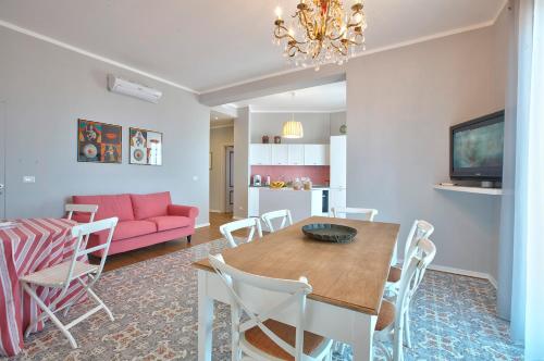een woonkamer met een tafel en een roze bank bij B&B Del Corso in Capo dʼOrlando