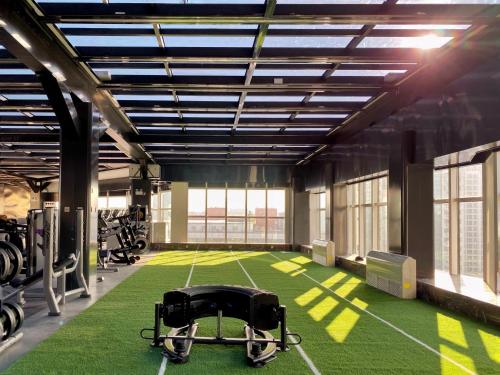a gym with a tennis court in the middle at Livefortuna Hotel in Beijing